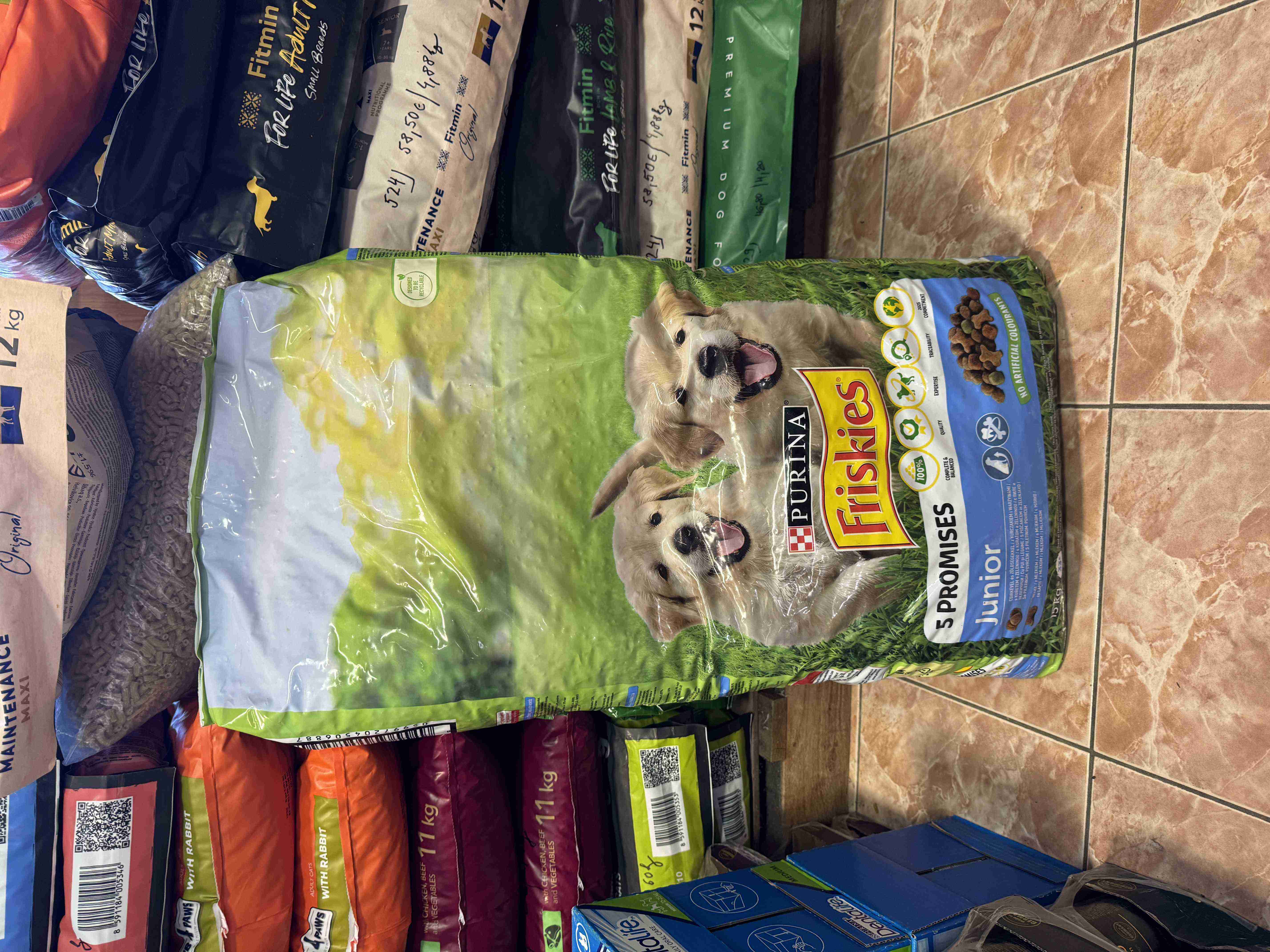 Friskies granule pre psov v akcii - darček čelovka alebo hrnček